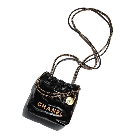 【黒とゴールドの重厚感】CHANEL フラップ バッグ シャイニー .